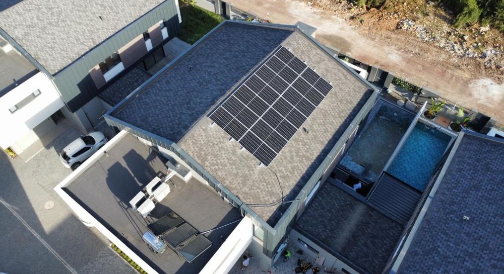 Villa çatısı güneş enerjisi kurulumu